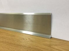 Где применяются плинтусы из нержавеющей стали?