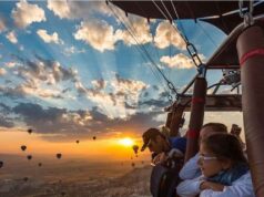 Дарите женщинам подарки.