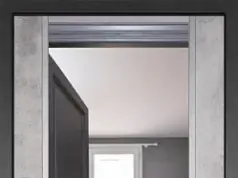 Входная дверь с зеркалом — удобно и функционально.