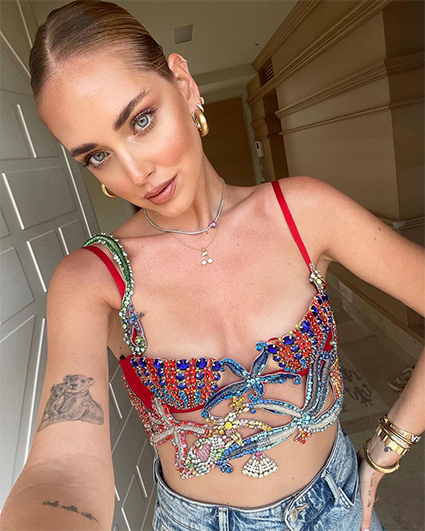 Тропики, фенечки и серфинг: провожаем лето в стиле "кокосовой девушки" &mdash; тренда из нулевых, который захватил тикток