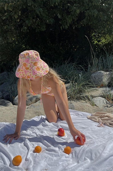 Тропики, фенечки и серфинг: провожаем лето в стиле "кокосовой девушки" &mdash; тренда из нулевых, который захватил тикток