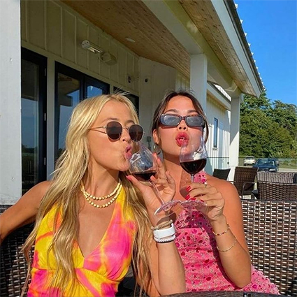 Тропики, фенечки и серфинг: провожаем лето в стиле "кокосовой девушки" &mdash; тренда из нулевых, который захватил тикток