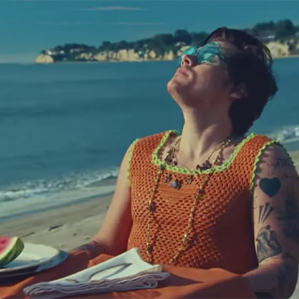 Тропики, фенечки и серфинг: провожаем лето в стиле "кокосовой девушки" &mdash; тренда из нулевых, который захватил тикток