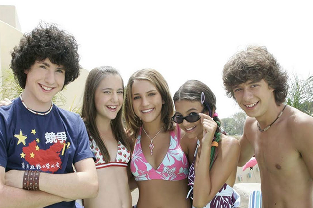 Тропики, фенечки и серфинг: провожаем лето в стиле "кокосовой девушки" &mdash; тренда из нулевых, который захватил тикток