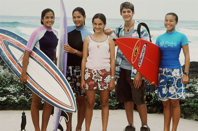 Тропики, фенечки и серфинг: провожаем лето в стиле "кокосовой девушки" &mdash; тренда из нулевых, который захватил тикток