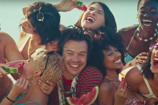 Тропики, фенечки и серфинг: провожаем лето в стиле "кокосовой девушки" &mdash; тренда из нулевых, который захватил тикток