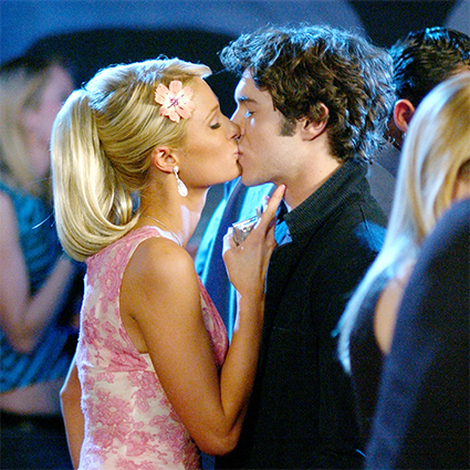 Тропики, фенечки и серфинг: провожаем лето в стиле "кокосовой девушки" &mdash; тренда из нулевых, который захватил тикток