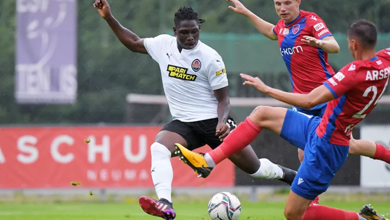 В Киеве в результате двойного ДТП серьезно пострадали женщина с детьми (фото)