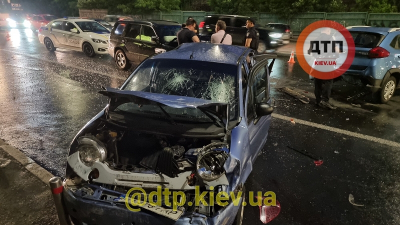 В Киеве в результате двойного ДТП серьезно пострадали женщина с детьми (фото)