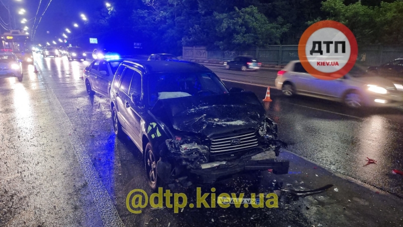 В Киеве в результате двойного ДТП серьезно пострадали женщина с детьми (фото)