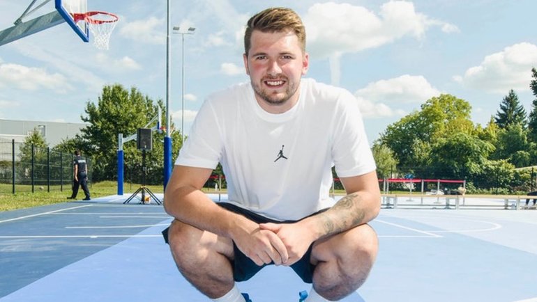 Лука Дончич помог отремонтировать баскетбольную площадку, на которой играл в детстве